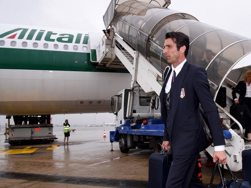 Gigi Buffon si avvia verso il bus. Getty Images